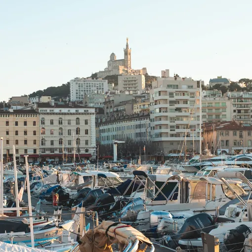 Port de Marseille avec la cathédrale en arrière-plan