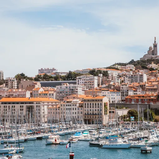 Port de Marseille avec la cathédrale en arrière-plan